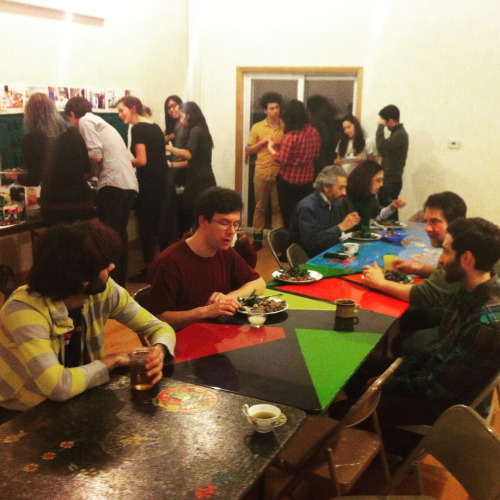 Another great Grub! A regular #freegan community meal in #Brooklyn #NYC. Join us every 3rd Sunday 7-10pm at the SolarYogaAshram 373 9th st. park slope between 5th & 6th
#freeganism #anarchy #veggies #wastenothing #buynothing #eathealthy #mutualaid...