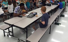 Dieser Football-Spieler sieht einen autistischen Jungen alleine essen - und beweist ganz viel Herz