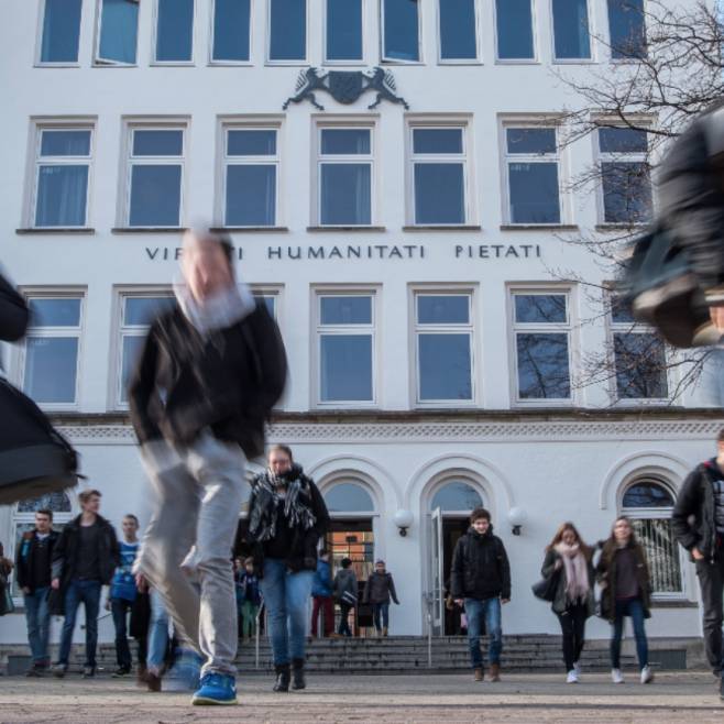 Schüler verlassen das Gymnasium Martino-Katharineum in Braunschweig (Archivfoto)