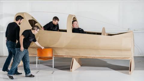 Start frei: Chef-Ingenieur Joe Wilding und Boom-Boss Blake Scholl (r.) in einem Modell der Pilotenkabine, zusammengeleimt aus Pappe und Sperrholz. (Foto: Benjamin Rasmussen)