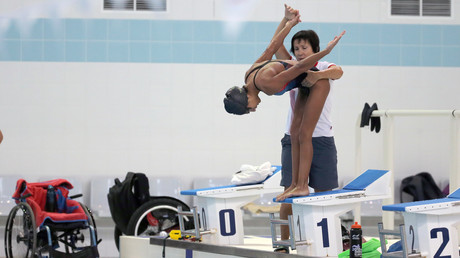 Schwimmerin Ani Paljan und ihre Trainerin Marina Leskowskaja
„In dem Moment, als in den Nachrichten gesagt wurde, dass die russische Auswahl disqualifiziert ist, war ich ehrlich gesagt schockiert. Das ist sehr schmerzhaft. Wir haben nichts verbrochen“, so Ani Paljan.