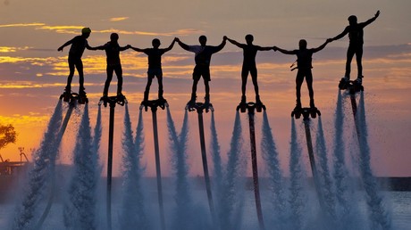 Bei der russischen Meisterschaft im Flyboarding wurde ein Rekord aufgestellt – in die Luft sind auf einmal sieben Sportler gestiegen.