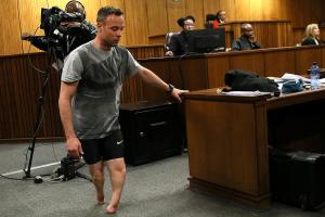 Im Gerichtssaal führt der Paralympics-Star Oscar Pistorius vor, wie er sich ohne Prothesen fortbewegt