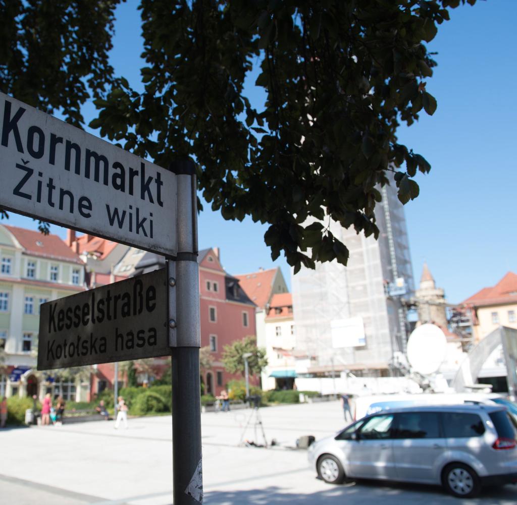 Auf dem "Kornmarkt" – hier in deutscher und sorbischer Sprache – kam es zu gewalttätigen Auseinandersetzungen zwischen gewaltbereiten Männern und Frauen und jungen Asylbewerbern