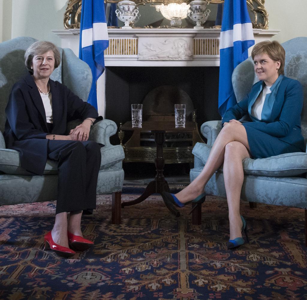 Theresa May (l.) und Nicola Sturgeon haben sich zu ihrer Kinderlosigkeit öffentlich geäußert