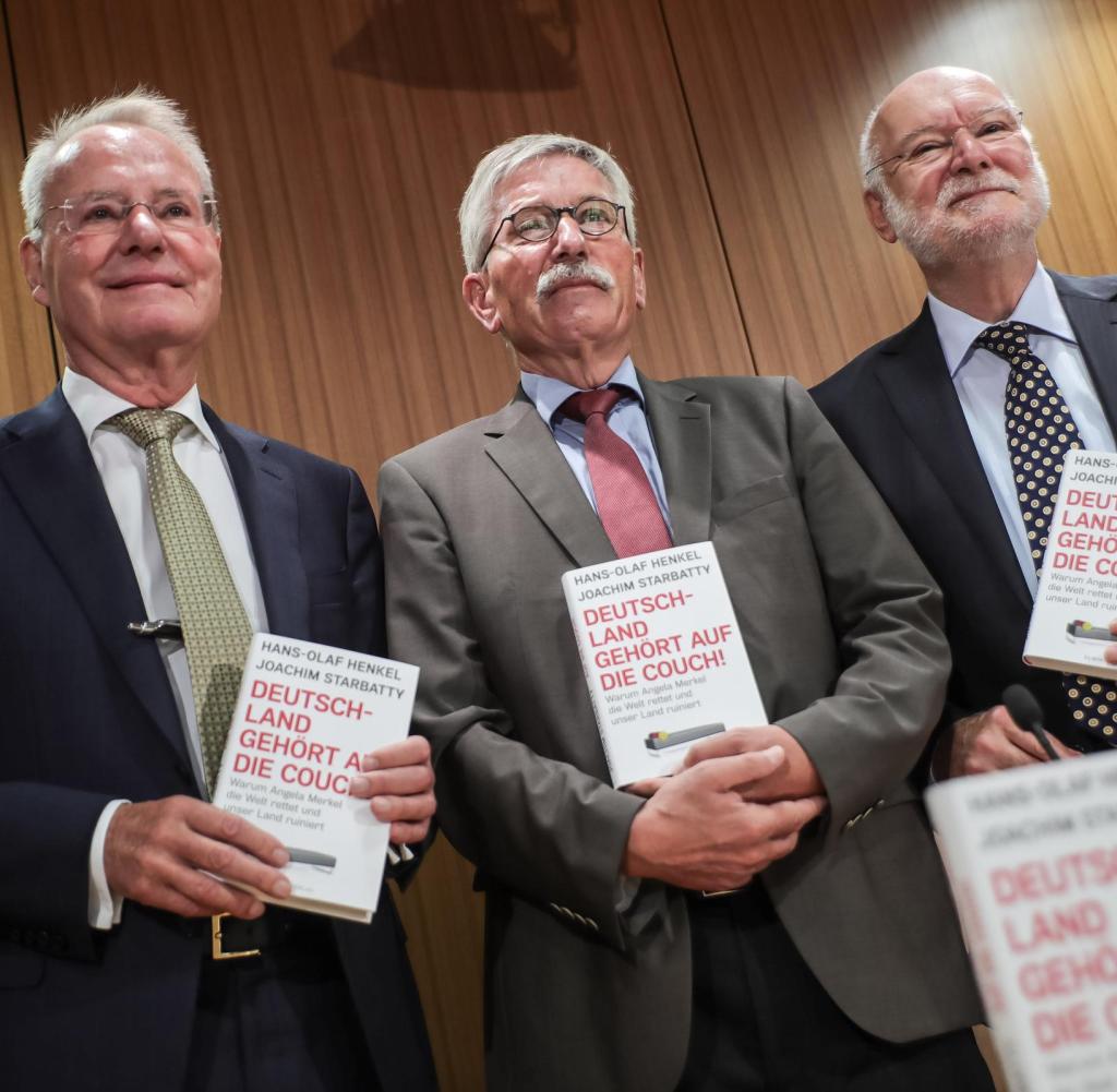 Die Alfa-Politiker Hans-Olaf Henkel (l.) und Joachim Starbatty (r.) stellen in Berlin ihr Buch „Deutschland gehört auf die Couch!“ vor. Moderiert wird die Präsentation von Thilo Sarrazin