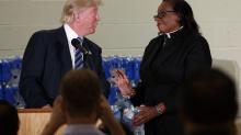 Pastorin Faith Green Timmons unterbricht den republikanischen Präsidentschaftskandidaten Donald Trump