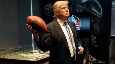 Donald Trump posiert mit Football