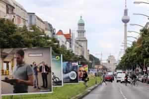 Plakate für die Wahl zum Abgeordnetenhaus am 18. September entlang der Frankfurter Allee