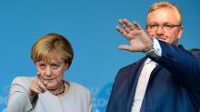 Kanzlerin Angela Merkel und Spitzenkandidat Frank Henkel (beide CDU) reagierten mit eindeutigen Gesten auf die Demonstranten