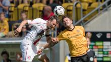 Dresdens Pascal Testroet (r) und Paulis Sören Gonther im Zweikampf um den Ball.