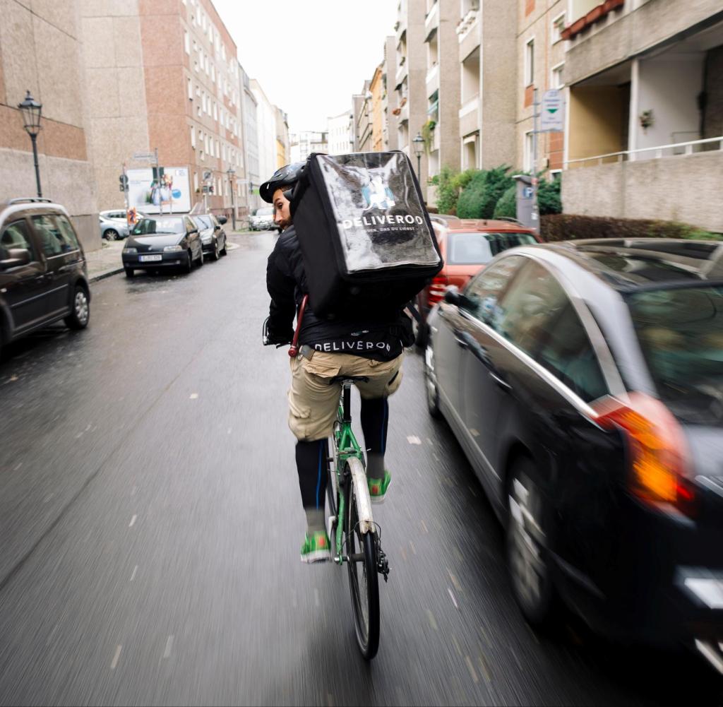 Ein Fahrradkurier des Lieferdienstes "Deliveroo" in Berlin