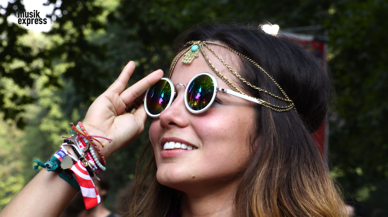 Die Sonnenbrille sitzt, der Kopfschmuck auch: Besucherin beim Lollapalooza Berlin im September 2016.