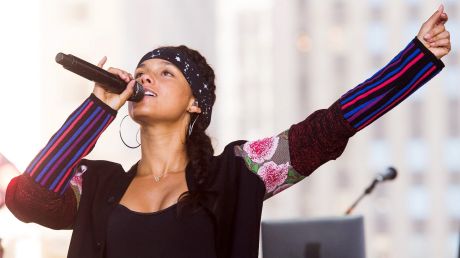 Alicia Keys performs on the Today show and talks about (no) make-up.