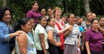 Mary Robinson visita  la comunidad de Langue, en Honduras.