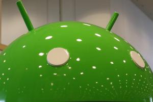 Eine übergrosse Variante des Maskottchens "Andy" des Google-Betriebssystems Android auf der Entwicklermesse Google I/O 2015 in San Francisco, aufgenommen am 28.05.2015. Die Figur wurde von dem Künstler Andrew Bell gestaltet und wird als kleine Kunststofffigur vermarktet. Foto: Christoph Dernbach/dpa | Verwendung weltweit