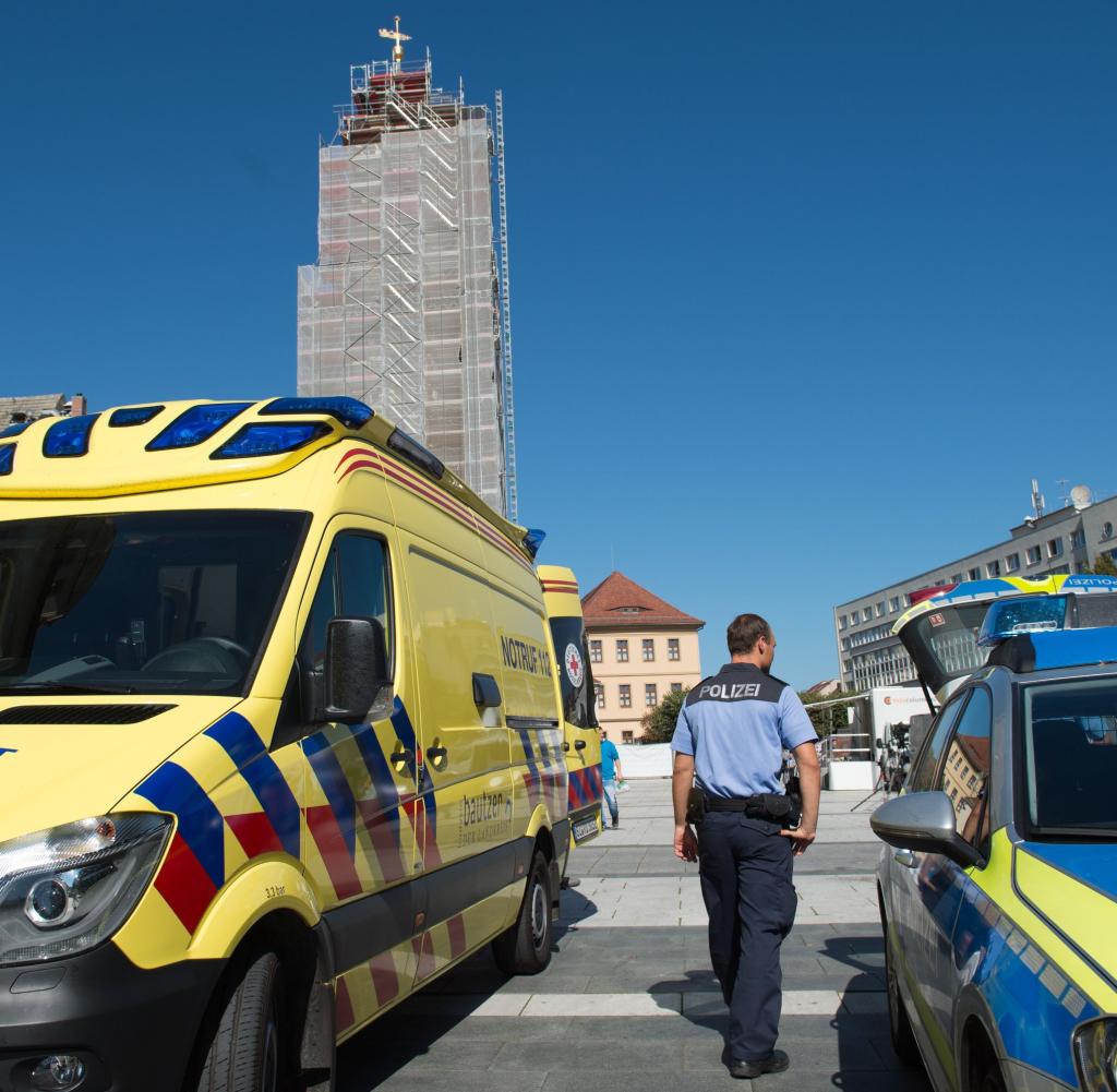 Ein Polizist auf dem Kornmarkt in Bautzen. Die Lage ist noch immer angespannt