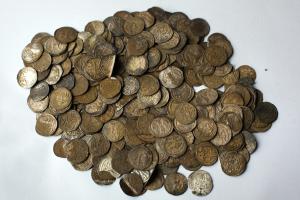 Neben den 70 Silbermünzen fand Lippert auch alte Keramik