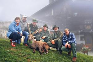 Skilegenden an Steinbock: die Buchautoren Rosi Mittermaier und Christian Neureuther mit Jägern am Tisenhof im Schnalstal. Das Tier musste geschossen werden, weil es wegen Zahnproblemen den Winter nicht überlebt hätte