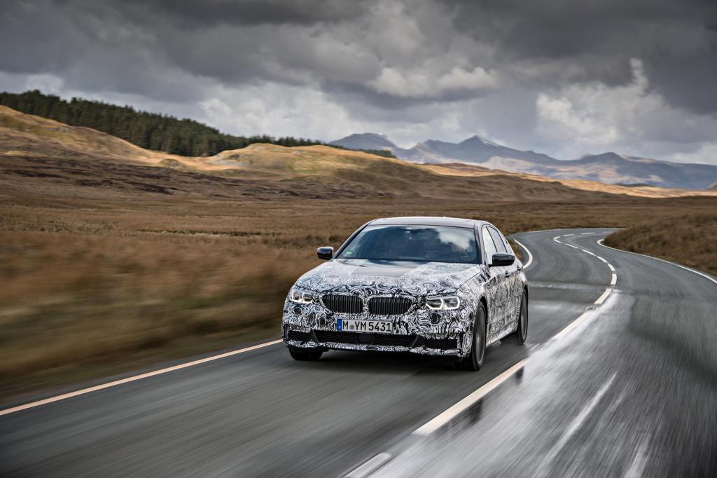 Getarnter BMW 5er bei einer Erprobungsfahrt in Wales