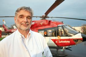 Der Direktor der Unfallklinik in Dortmund, Jens-Peter Stahl, posiert am 05.04.2016 in Dortmund (Nordrhein-Westfalen) in der Unfallklinik vor einem Rettungshubschrauber. Foto: Bernd Thissen/dpa (zu dpa-Korr "Start in die Motorradsaison bringt Chirurgen mehr Arbeit" vom 08.04.2016) +++(c) dpa - Bildfunk+++