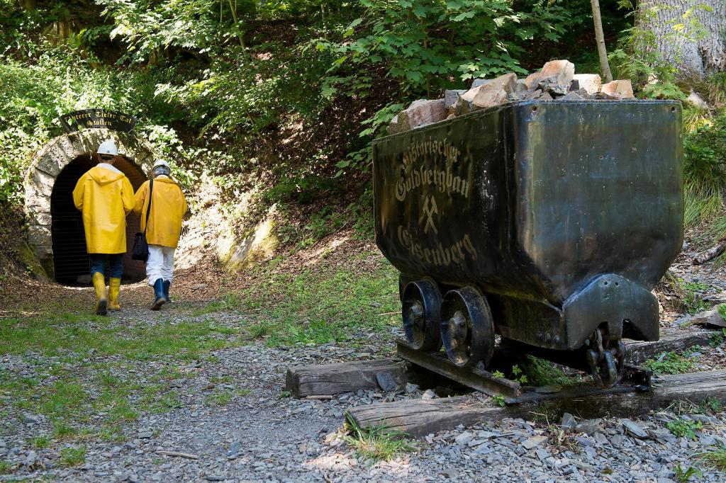 Eine Lore mit der Aufschrift "Goldbergbau Eisenberg" vor dem ehemaligen Bergwerk Eisenberg nahe der Hansestadt Korbach (Hessen)