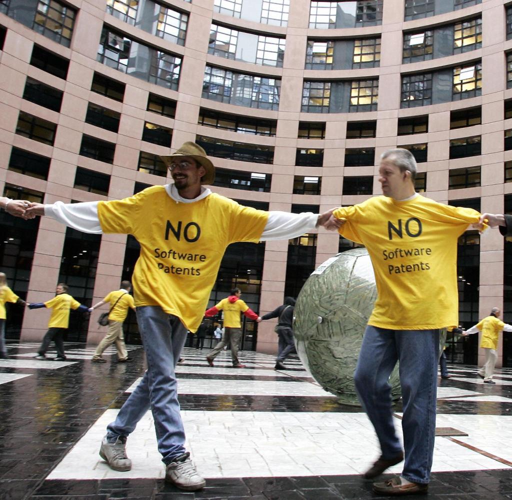 Sie lehnen Software-Patente generell ab: Für die Demonstranten vor dem Europaparlament in Straßburg stellen diese eine Bevorzugung der großen Konzerne dar