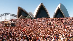 SELECTED FOR WEBSITE
S

Crowded.Sydney.961124.Photograph by Rick Stevens.SMH News.....A Crowded House at the Opera House ...