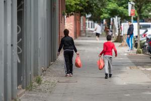 Zwei Kinder tragen am 11.08.2016 in der Gerichtstraße in Berlin-Gesundbrunnen ihre Einkäufe