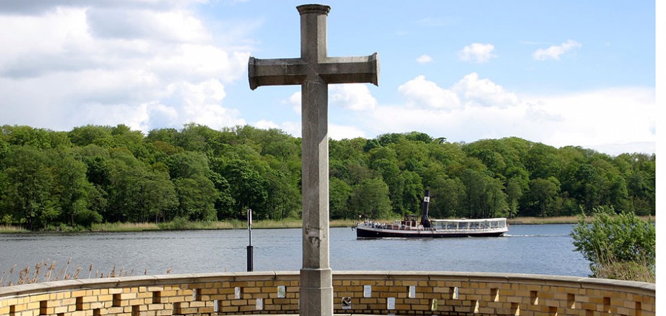 im Vordergrund das Dampfschiff "Gustav"