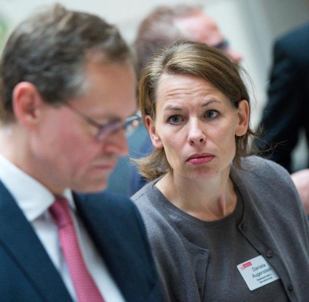 Michael Müller und Daniela Augstein bei einer Pressekonferenz vor ihrem Urlaub