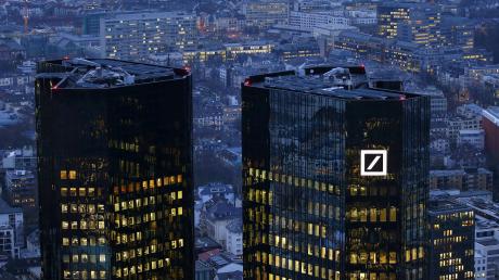 Dunkle Wolken über der Zentrale der Deutschen Bank in Frankfurt am Main: Die USA fordern 14 Milliarden Dollar