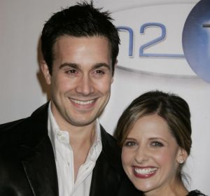 Actor Freddie Prinze, Jr. and wife, actress Sarah Michelle Gellar