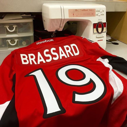 Fresh threads. @brassardderick has announced he will wear #19 in Ottawa.
📷: @senators