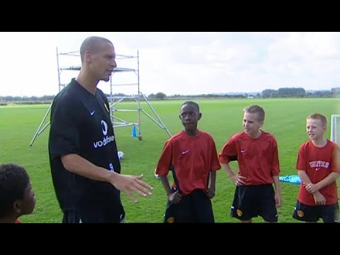 Rio Ferdinand Teaches 12 Year Old Danny Welbeck & Larnell Cole The 'Flick Behind' Skill In 2003