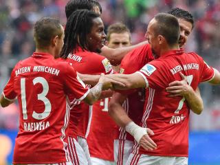 Bayern Munich's Spanish midfielder Xabi Alonso (2nd R) celebrates with his teammates after scoring during the German first division Bundesliga football match of Bayern Munich vs FC Ingolstadt in Munich, southern Germany, on September 17, 2016. / AFP PHOTO / GUENTER SCHIFFMANN / RESTRICTIONS: DURING MATCH TIME: DFL RULES TO LIMIT THE ONLINE USAGE TO 15 PICTURES PER MATCH AND FORBID IMAGE SEQUENCES TO SIMULATE VIDEO. == RESTRICTED TO EDITORIAL USE == FOR FURTHER QUERIES PLEASE CONTACT DFL DIRECTLY AT + 49 69 650050