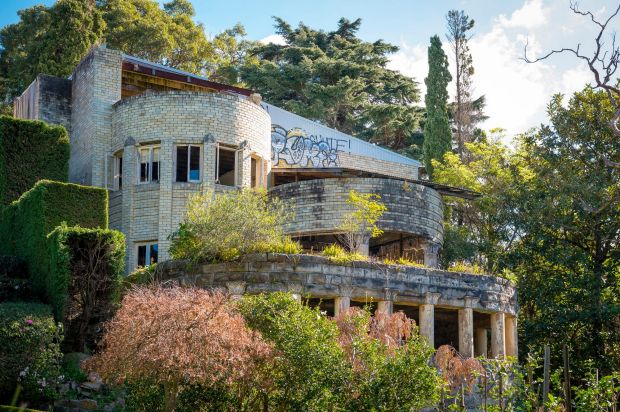 An abandoned mansion at 5 Morella Road, Mosman, was built in 1939 and featured in Australian Home Beautiful magazine in 1943.