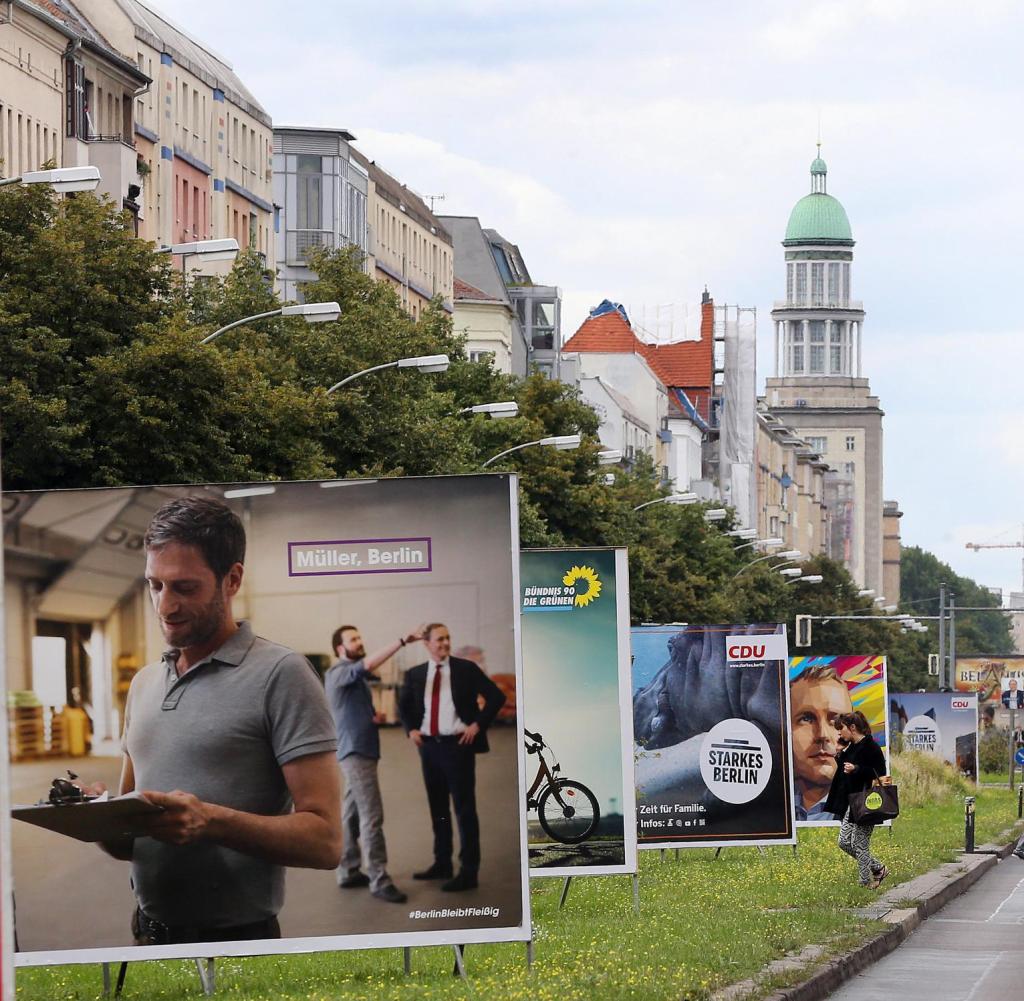 Die erlaubte Frist von sieben Wochen ist überschritten - an vielen Orten in Berlin sind jedoch immer noch Wahlplakate zu finden