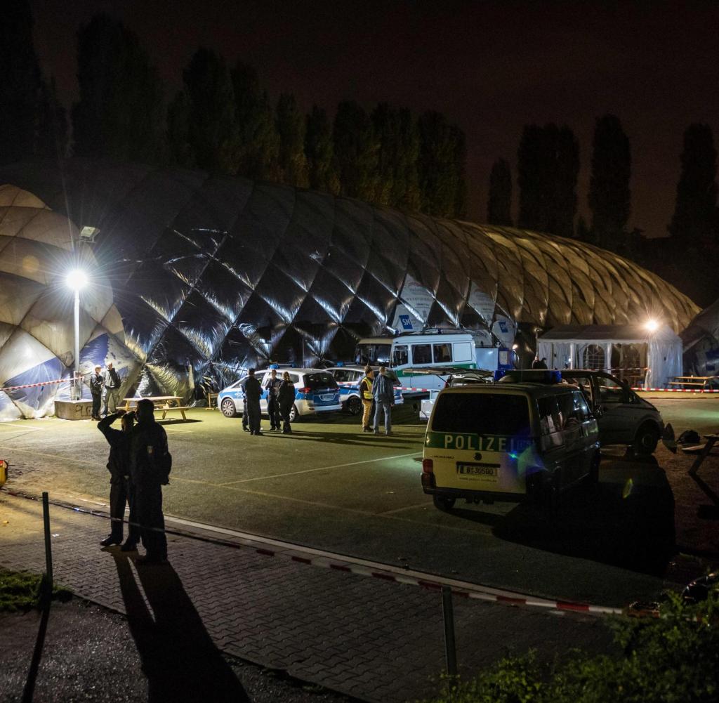 Einsatzkräfte der Berliner Polizei vor der Traglufthalle einer Flüchtlingsunterkunft in Berlin-Moabit