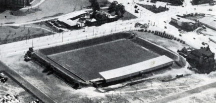 Das Millerntor-Stadion im Jahre 1949. Das Bild erschien u. a. in dem Jubiläumsbuch "50 Jahre FC St. Pauli".