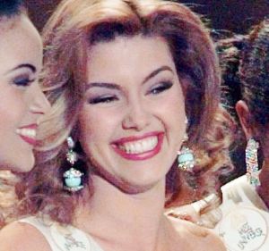 Alicia Machado (centre) at the 1996 Miss Universe pageant, where she was crowned the winner.