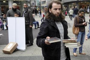 
Koran-Verteilung durch Salafisten in Wuppertal (Archivbild)


