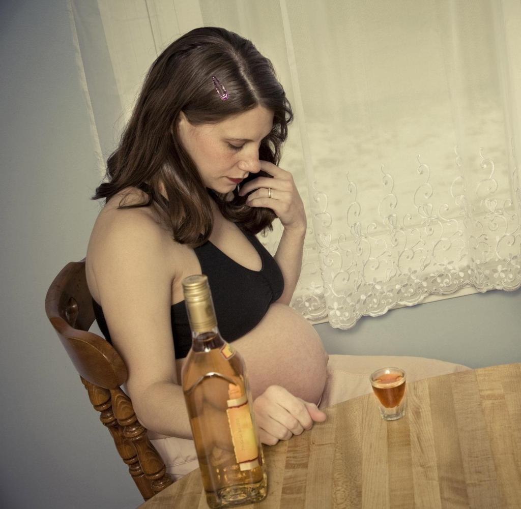 Dass sie schwanger keinen Alkohol trinken dürfte, ist klar – und doch stellt sich die Frage, ob man Suchtkranke zum Verhüten zwingen darf