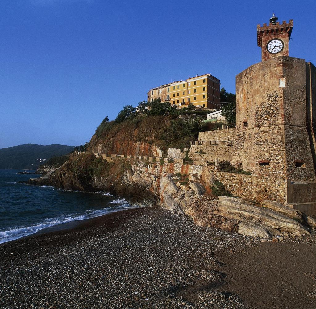 Der Appiani Turm am Hafen von Rio Marina auf Elba