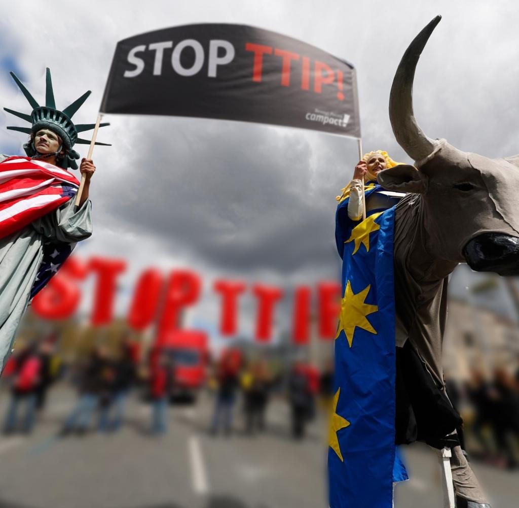 Bei einer Anti-TTIP-Demo haben sich Teilnehmer als Freiheitsstatue und Europa verkleidet