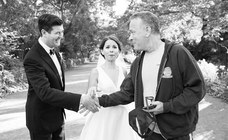 Photobomb der besonderen Art: Plötzlich crashte Tom Hanks ihre Hochzeitsbilder