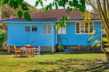 Original Surfers Paradise beach shack hits the market for the first time in 61 years