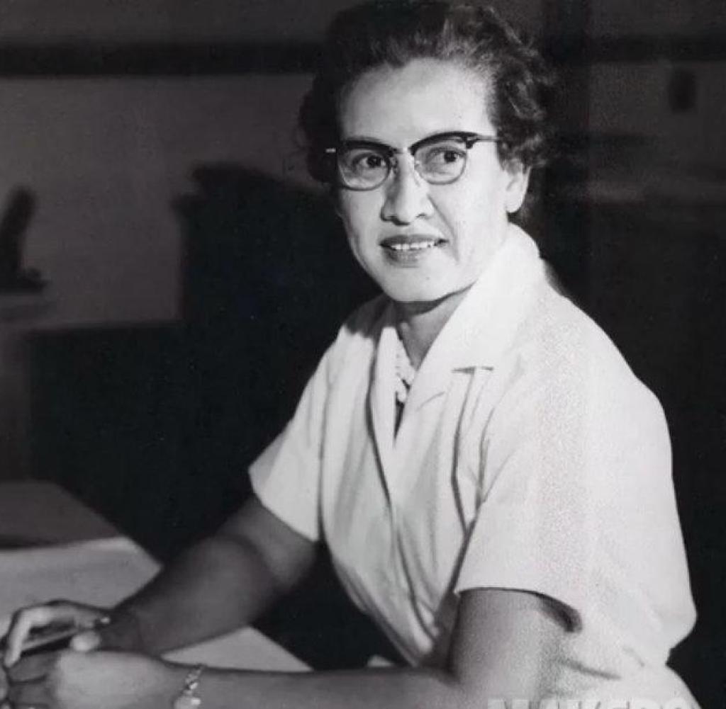 HANDOUT - NASA research mathematician Katherine Johnson is photographed at her desk at Langley Research Center in Langley, Virginia, USA, (undated photo). Born on Aug. 26, 1918, in White Sulphur Springs, WV, Johnson worked at Langley from 1953 until her retirement in 1986, making critical technical contributions which included calculating the trajectory of Alan Shepard's historic 1961 flight. EDITORIAL USE ONLY ** MANDATORY CREDIT: "Photo: NASA/dpa" (Zu dpa "Als Computer Röcke trugen: Frauen berechneten US-Weltraumdebüts" vom 07.10.2016) +++(c) dpa - Bildfunk+++