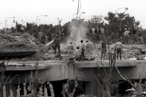 A file photograph from October 25, 1983 shows US Marines, part of the international peacekeeping force in Lebanon, as they clear rubble from their bombed headquarters in Beirut. US Marines and the French peacekeepers were bombed on the same day in what is suspected to be attacks by the Hezbollah suicide bombers, killing 58 French soldiers and 241 American servicemen. As UN Secretary General Kofi Annan continues his tour of the Middle East on Tuesday, 29 August 2006 arriving in Israel, French peacekeepers have returned to Lebanon as part of the UNIFIL force to help enforce UN resolution 1701 calling for a ceasefire between Israel and Hezbollah following their 34-day war. EPA/JIM HOLLANDER (BLACK AND WHITE ONLY) +++(c) dpa - Report+++ |