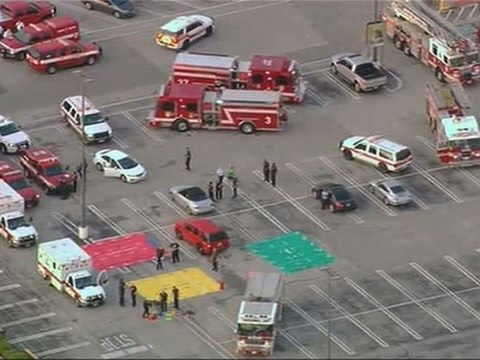 Raw: Several People Shot at Houston Strip Mall